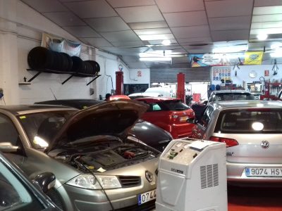 taller lleno de coches